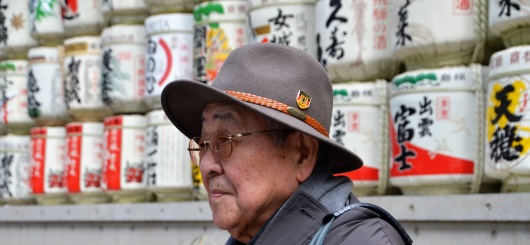 Einheimischer Tourist mit Sake-Fässer am Meiji-Schrein Einheimischer Tourist mit Sake-Fässer am Meiji-Schrein