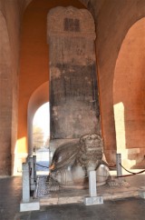 Pavillon mit Stele Schildkröte Quelle: Ekkehard Boldt